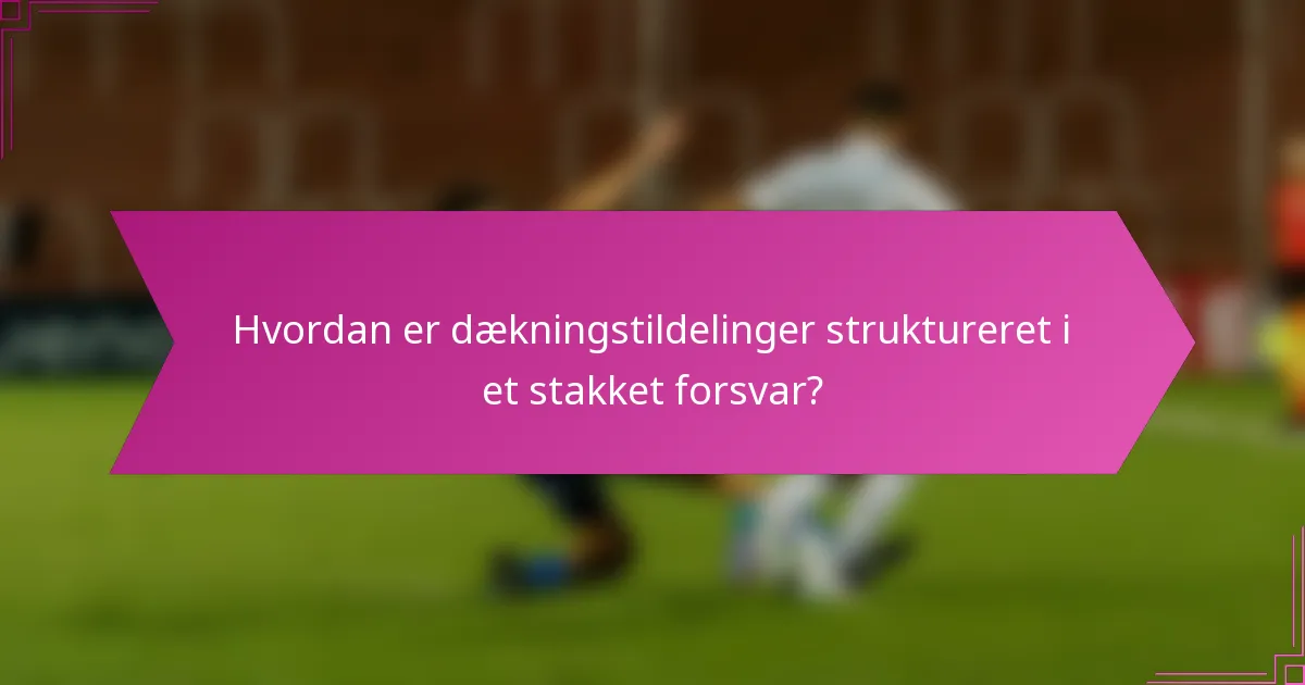 Hvordan er dækningstildelinger struktureret i et stakket forsvar?